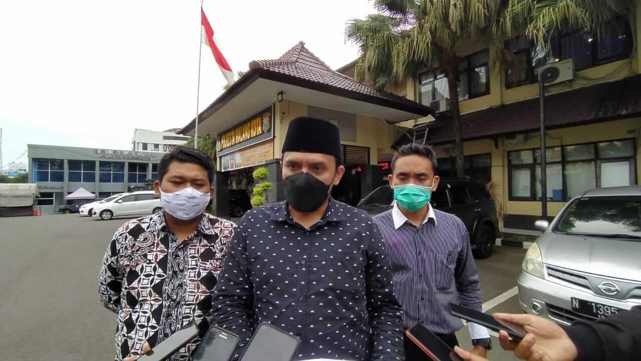Tim BBHAR DPC PDI-P Kota Malang usai melaporkan dugaan kasus penipuan menggunakan akun facebook mengatasnamakan Ketua DPC PDI-P Kota Malang, Selasa (23/2/2021). Foto : Azmy