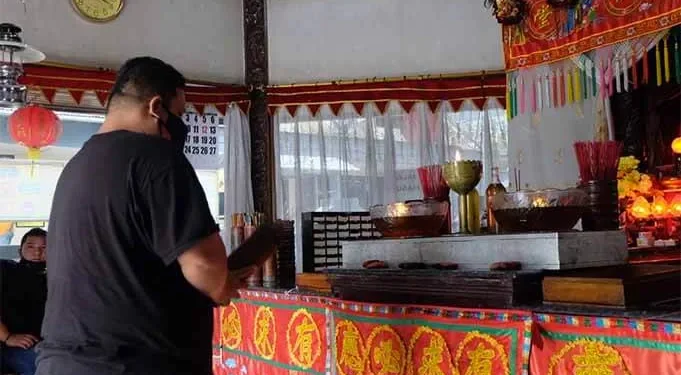 Salah seorang pengunjung sedang meramal nasibnya dengan ramalan ciamsi.