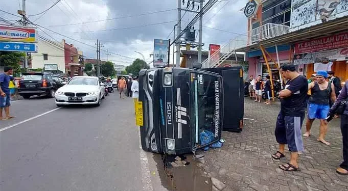 Mobil brio - Banting Setir, 1 Mobil Brio Seruduk Warga, 1 Mobil Box Terguling