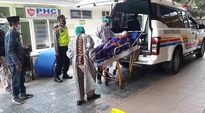 Salah satu pelaku carok, Syamsul, saat dijemput polisi di RSUD Kanjuruhan.