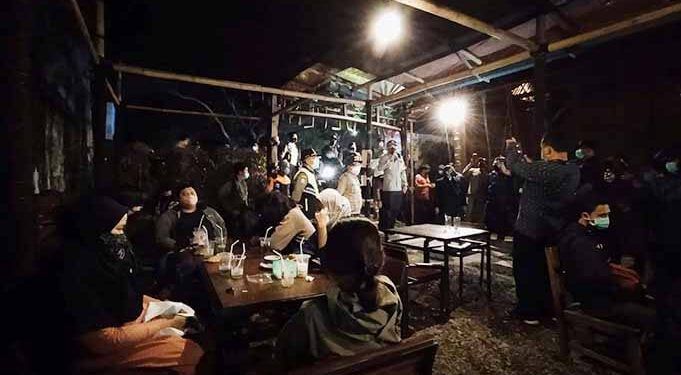 Penindakan Pemkot Malang terhadap kafe yang bandel buka di atas pukul 20.00 WIB tanpa kaidah prokes selama masa PPKM. Foto : Azmy