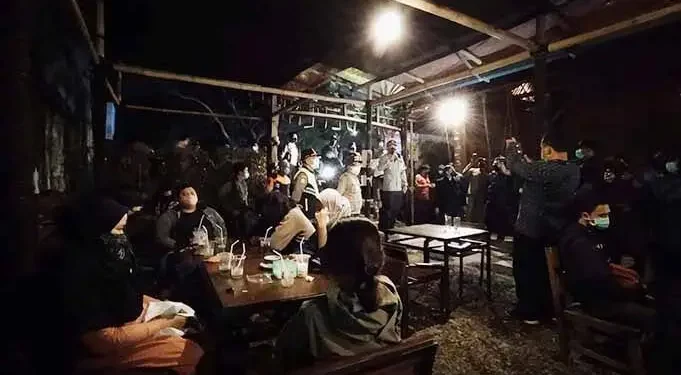 Penindakan Pemkot Malang terhadap kafe yang bandel buka di atas pukul 20.00 WIB tanpa kaidah prokes selama masa PPKM. Foto : Azmy