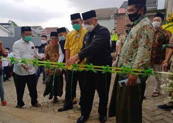 Bupati Malang M Sanusi melaksanakan pengguntingan pita tanda peresmian Rumah Sedekah.