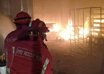 Petugas UPT Damkar Kota Malang saat memadamkan api yang melahap gudang penyimpanan bahan baku mebel, Sabtu (6/2/2021). Foto : UPT Damkar Kota Malang