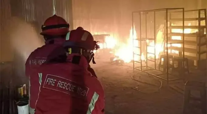 Gudang Penyimpanan Bahan Baku Mebel Terbakar - Gudang Penyimpanan Bahan Baku Mebel Terbakar