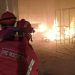 Petugas UPT Damkar Kota Malang saat memadamkan api yang melahap gudang penyimpanan bahan baku mebel, Sabtu (6/2/2021). Foto : UPT Damkar Kota Malang