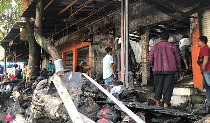 Sederet Toko Helm Dekat Stasiun Malang Terbakar, Pedagang Rugi Puluhan Juta