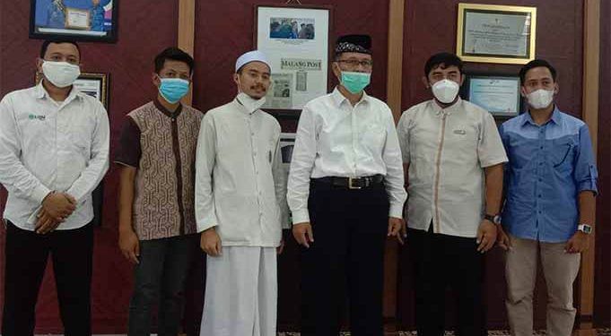 Rieky Herman Nugroho (kedua dari kiri) bersama Rektor UIN Malik Ibrahim, Prof Dr Abdul Haris (ketiga dari kanan) serta pengurus Mualaf Center, Malang. (foto: Feni Yusnia).