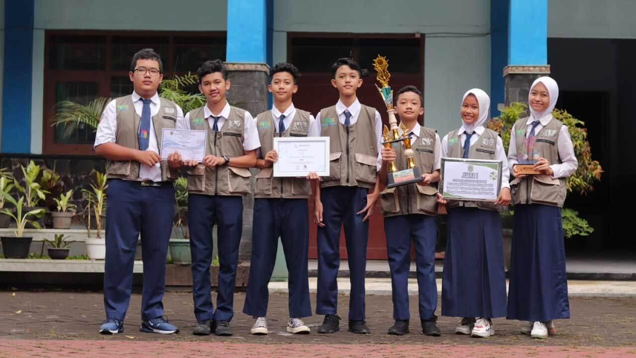 Para siswa SMPN 4 Kepanjen, Kabupaten Malang, berhasil meraih juara 1 pembuatan film pendek.(foto/dok SMPN 4).