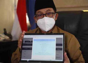 Wali Kota Malang, Sutiaji menunjukkan data SPT dengan menggunakan e-filing.