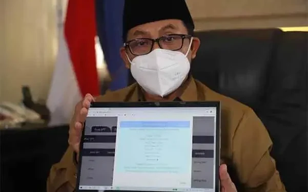 Wali Kota Malang, Sutiaji menunjukkan data SPT dengan menggunakan e-filing.