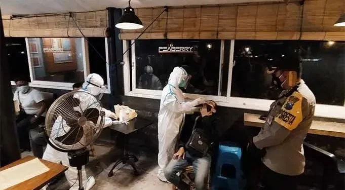 Sejumlah anak muda kedapatan nongkrong tanpa prokes di Kota Malang akhirnya diskrining deteksi COVID-19 menggunakan swab antigen di tempat, Sabtu (6/2/2021). Foto : Azmy
