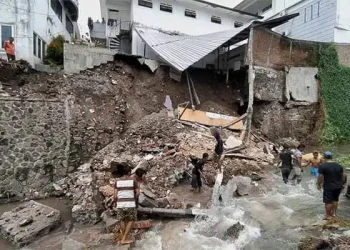 Dinding Belakang SDK Yayasan Ekklesia Dekat Sungai Ambrol 20 Meter