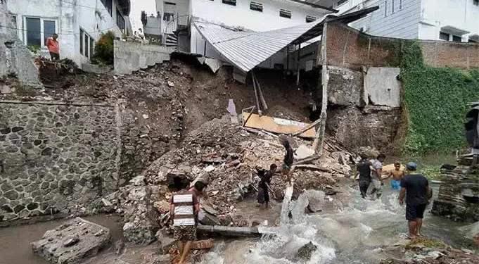 Dinding Belakang SDK Yayasan Ekklesia Dekat Sungai Ambrol 20 Meter