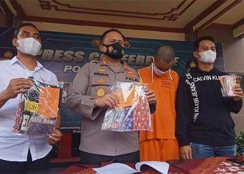 Kapolres Malang, AKBP Hendri Umar, menunjukkan barang bukti. Tersangka tampak tertunduk malu.