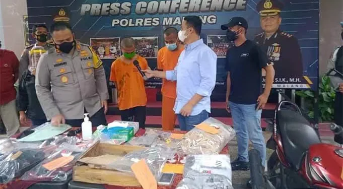 Tersangka NP saat menyampaikan alasan nekad membunuh mantan majikannya.(foto: Rizal Adhi Pratama).