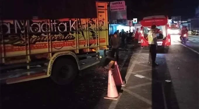 Truk Seruduk Motor Sekeluarga Tewas - Truk Seruduk Motor, Sekeluarga Tewas
