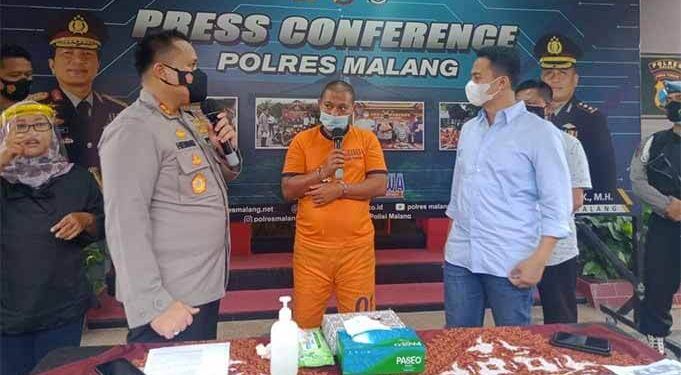 Kapolres Malang AKBP Hendri Umar, saya menanyai tersangka penipu calon jamaah haji, terkait aksinya.