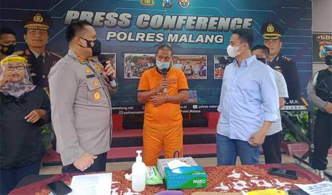 Kapolres Malang AKBP Hendri Umar, saya menanyai tersangka penipu calon jamaah haji, terkait aksinya.