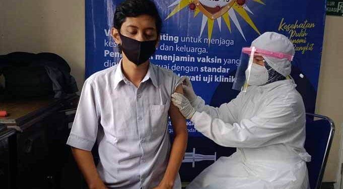 Vaksinasi tenaga kesehatan di wilayah Puskesmas Kepanjen, Kabupaten Malang berlangsung sukses, tanpa keluhan.