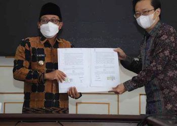 Wali Kota Malang, Sutiaji dan Head Office PT Abhimata Citra Abadi, Ruslan Rustam terkait kerja sama PJU pintar.(foto:humas Pemkot)