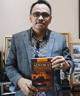 Yayan Riyanto dan bukunya.