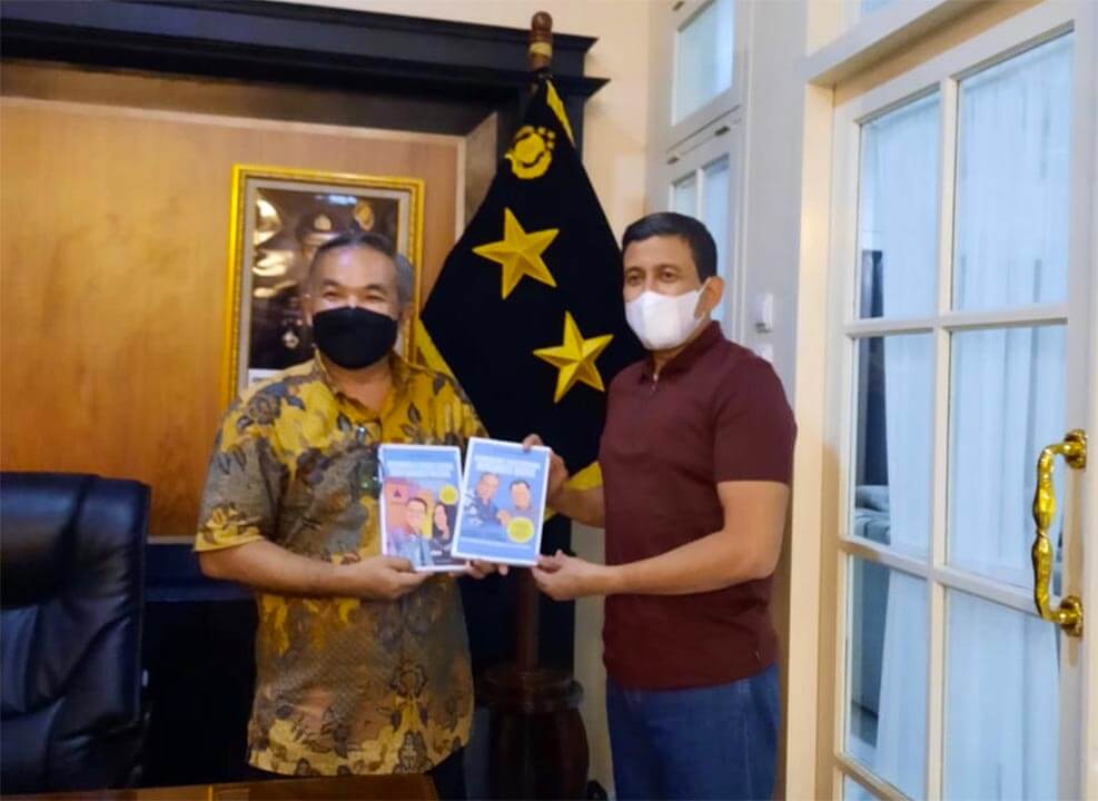 Dr Aqua Dwipayana menyerahkan kepada Kapolda Jawa Barat Irjen Pol Ahmad Dofiri dua buku dari tiga buku trilogi The Power of Silaturahim.