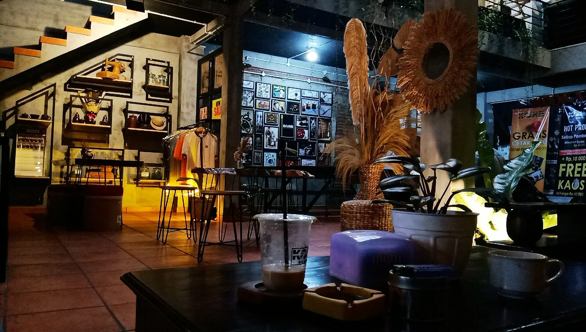 Kooka Coffee, Kombinasi Ngopi dan Lihat Proses Sablon T-shirt