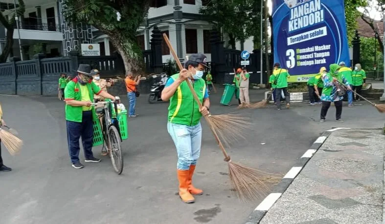 Purna Tugas, Mantan Sekda Kota Malang Sapu Jalanan