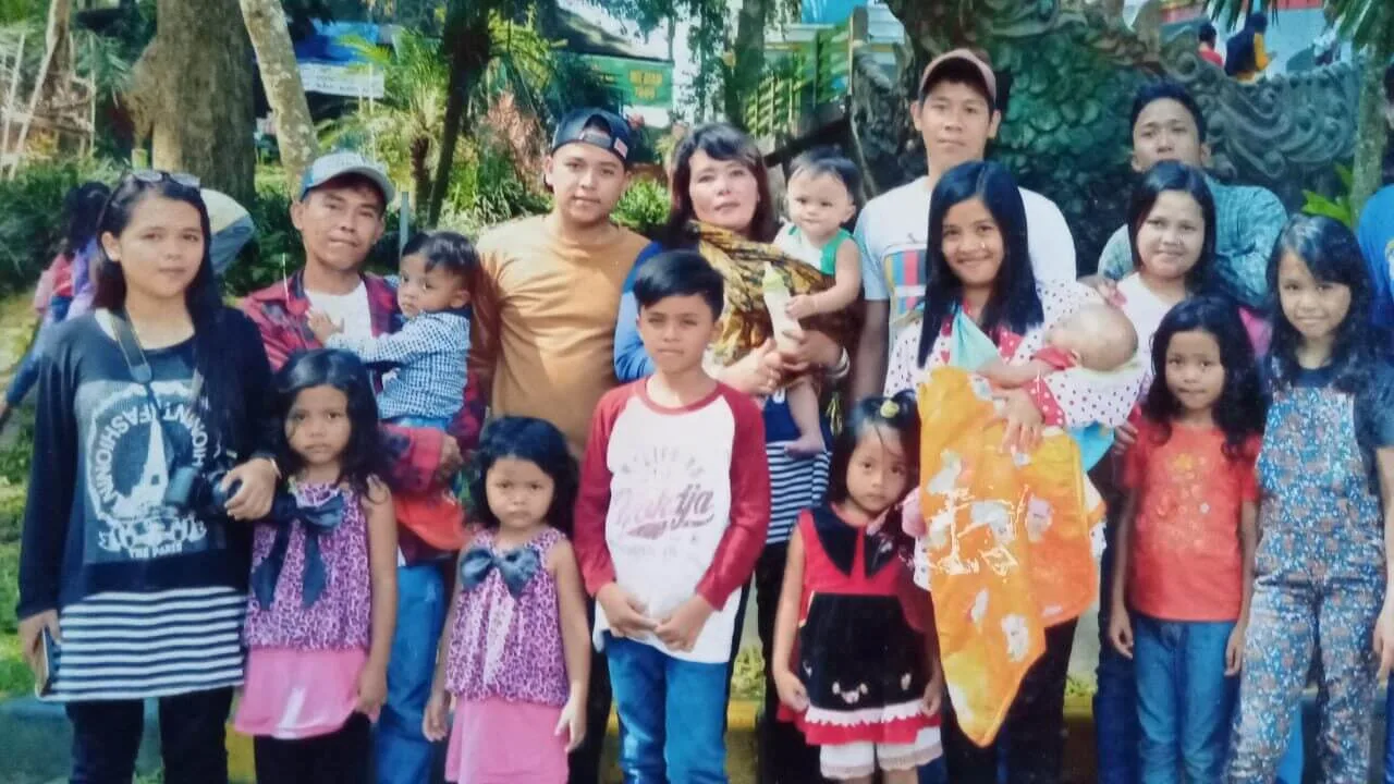 keluarga - Kisah Keluarga dengan 15 Anak di Malang yang Viral