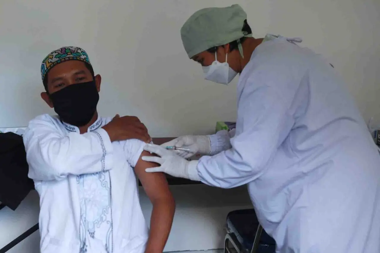 vaksinasi - Guru dan Jurnalis di Kota Malang Jalani Vaksinasi COVID-19 Tahap 2