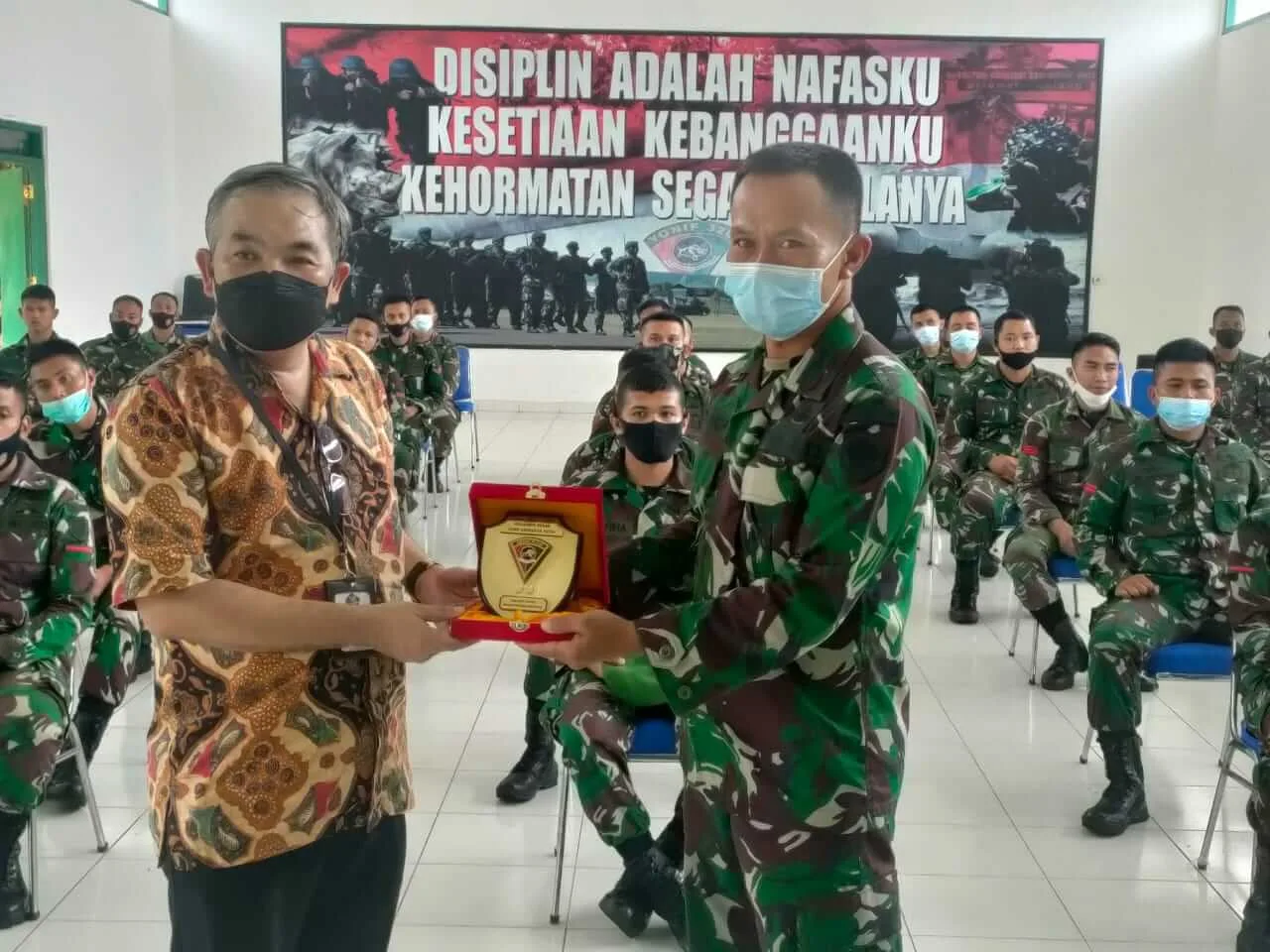 Kejutan Pakar Komunikasi Dr Aqua Dwipayana kepada 2 Prajurit dari Papua