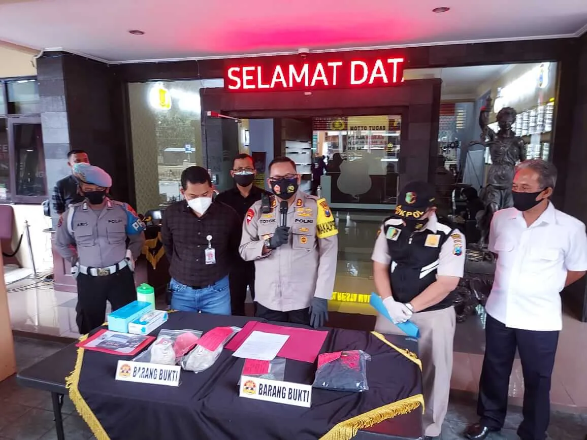 Waka Polresta Malang Kota, AKBP Totok Mulyanto Diyono, saat konferensi pers perkara pelaku kerusuhan dalam aksi demo peringatan International Women's Day, pada Selasa (9/3/2021). Foto: Ulul Azmy
