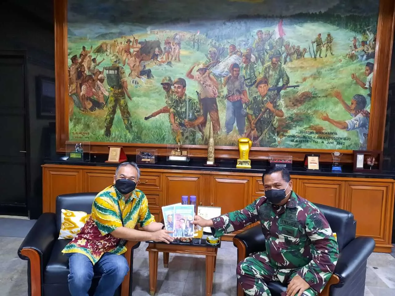 Dr Aqua Dwipayana Motivasi Prajurit Yonif 315/Garuda dan Istri