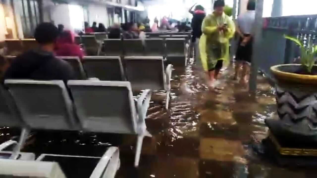 Penumpang KA di Stasiun Kota Baru Malang tetap setia menunggu di ruang tunggu meski banjir menggenang hingga setengah lutut orang dewasa, pada Minggu (14/3/2021). Foto: tangkapan layar video Istimewa