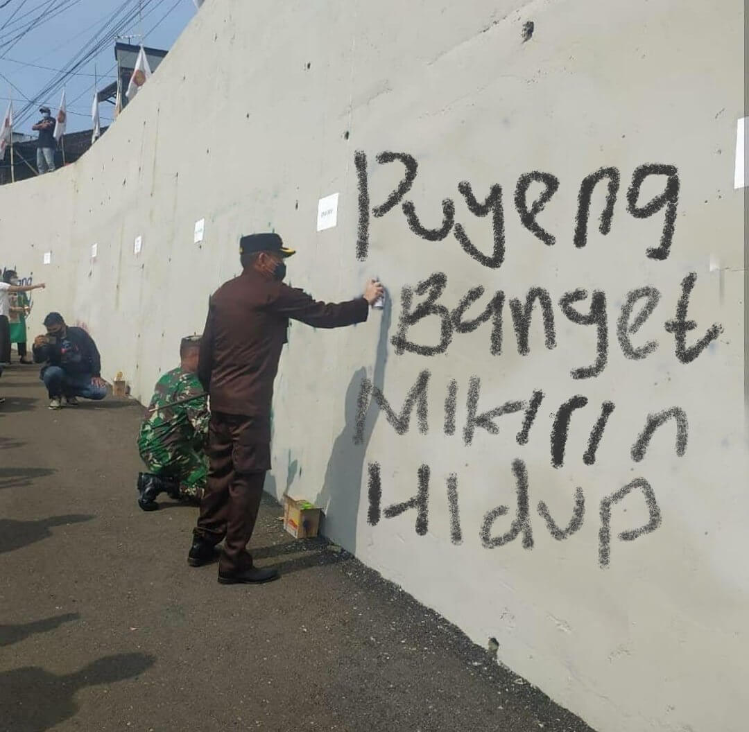 Sejumlah meme plesetan grafiti di Jembatan Fly Over Kedungkandang Malang. Foto: Istimewa