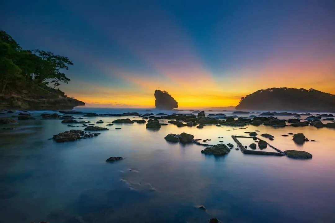 Menikmati Sunset Emas di Pantai Ngliyep