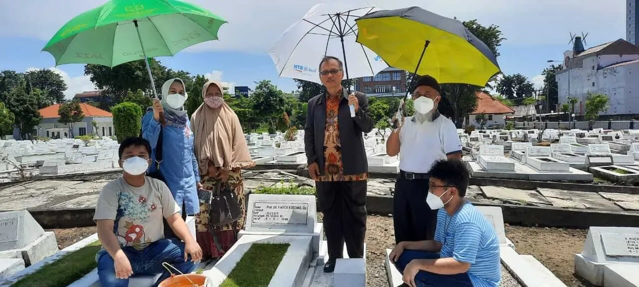 koesnoe - Prof Dr Moch Koesnoe SH, Dialog Imajiner di Makam Pahlawan Surabaya