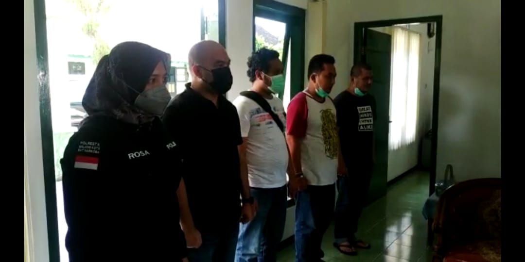 Tangkapan layar video permintaan maaf 4 anggota Satreskoba Polresta Malang Kota terhadap Kol Chb I Wayan Sudarsana. Foto: Istimewa