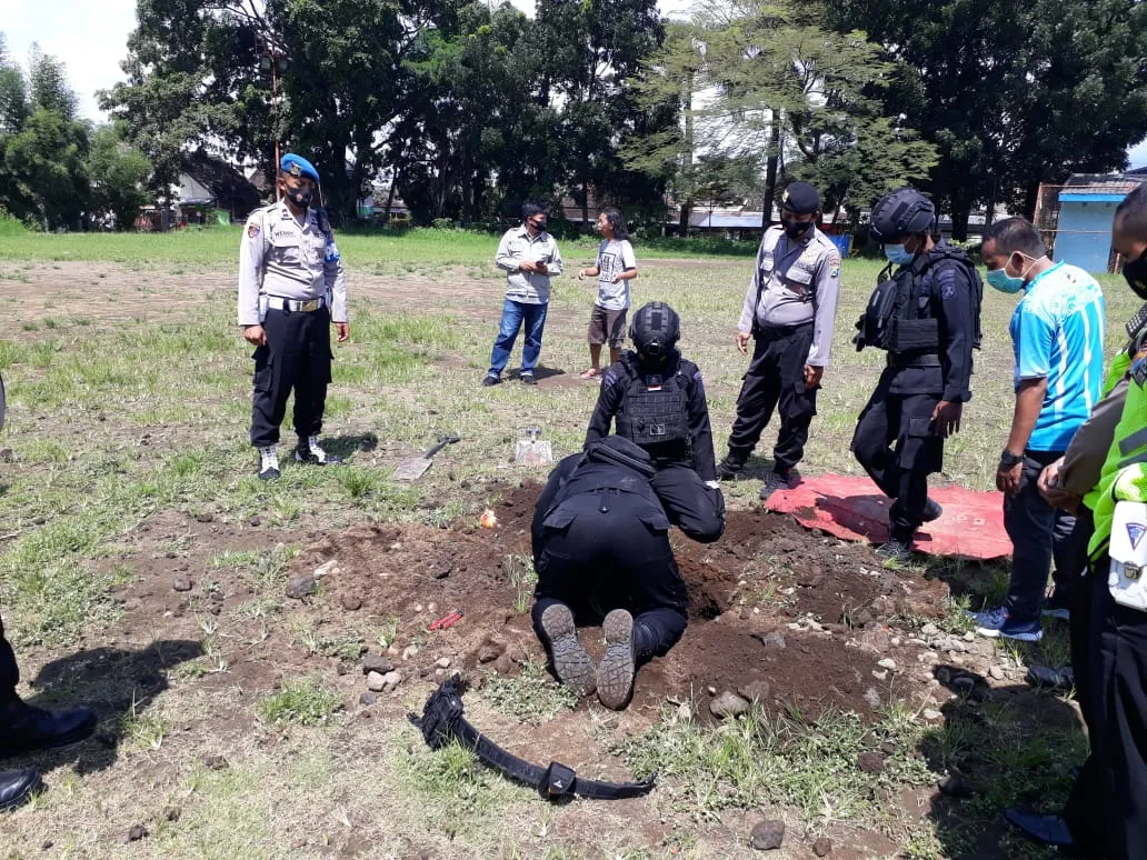 gegana - Gegana Ledakkan Peluru Mortir Tua di Lapangan Sampo