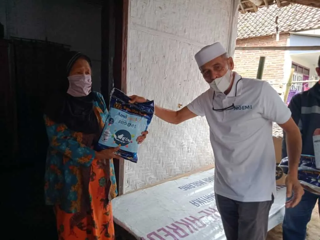 PT AMA Datangi Rumah Warga Satu Persatu untuk Bagikan Beras dan Suplemen