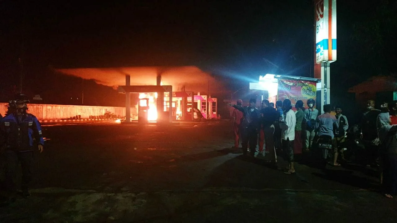 Angkot Terbakar - Sebuah Angkot Terbakar di Area Pom Bensin Bumiayu Malang