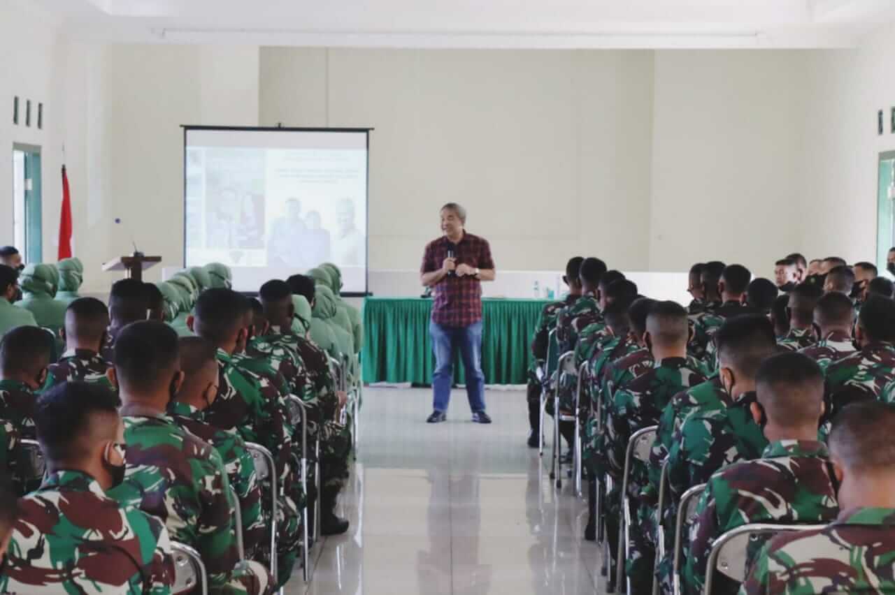 Dr. Aqua Dwipayana, saat memberikan sharing komunikasi pada anggota Batalyon Infanteri (Yonif) 315/Garuda Kota Bogor.