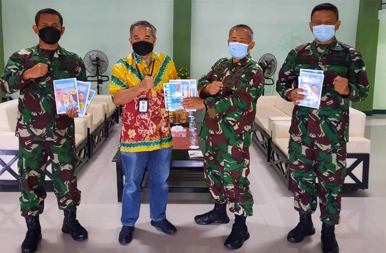 Pakar Komunikasi dan Motivator Nasional Dr Aqua Dwipayana (2 dari kiri) menyerahkan buku Trilogi The Power of Silaturahim kepada Danrem 063/Sunan Gunung Jati Kolonel Inf Elkines Vilando Dewangga (2 dari kanan) di Kodim Subang.
