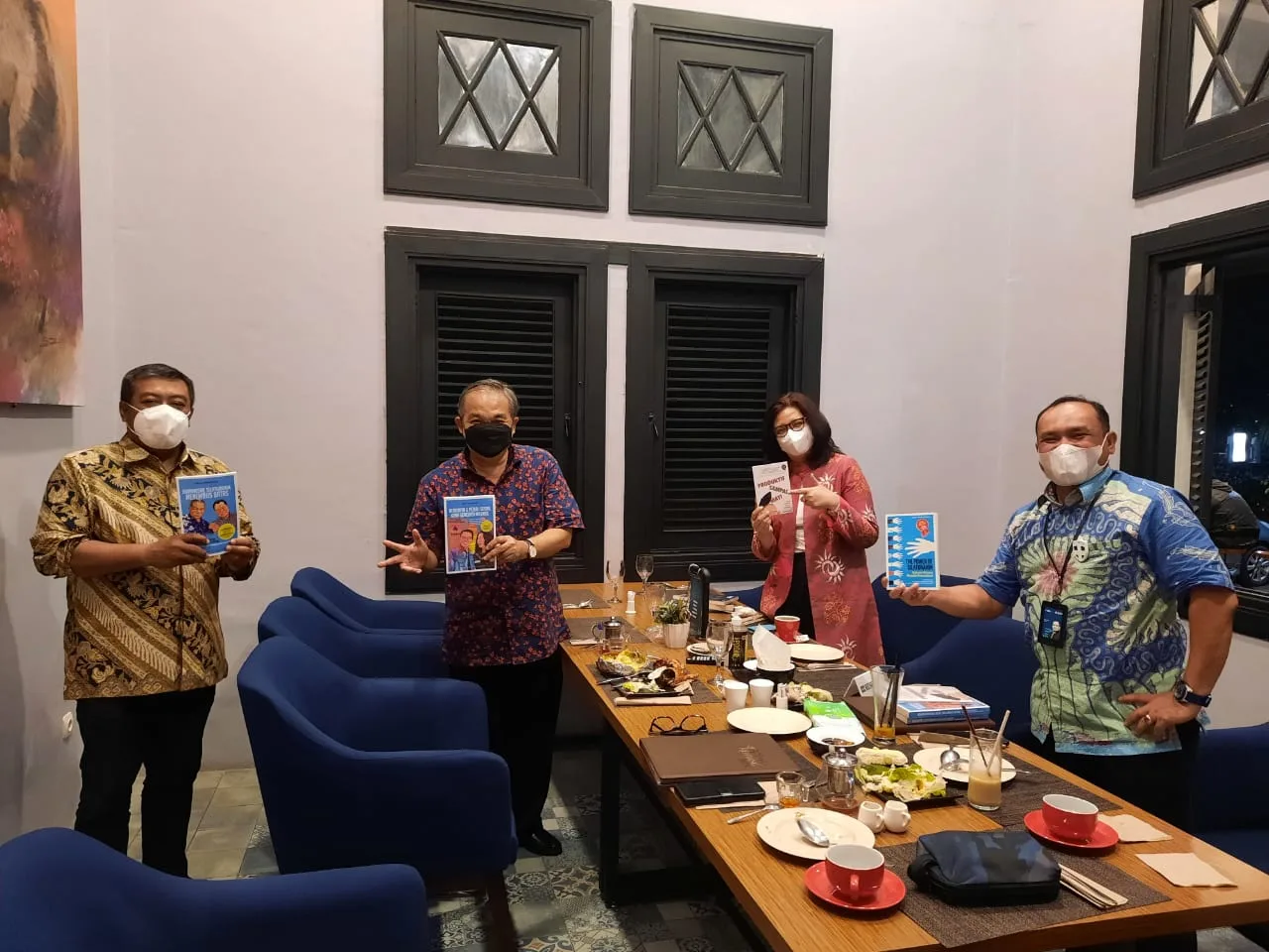 Pemimpin BNI Wilayah Bandung Borong Buku Trilogi The Power of Silaturahim Karya Dr Aqua Dwipayana