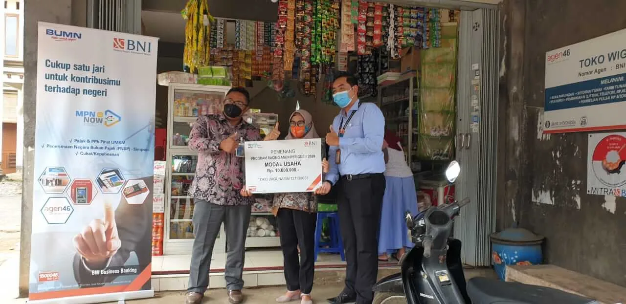 Penyerahan hadiah Program Racing Agen46 Periode II tahun 2020 Kantor Wilayah Malang secara simbolis oleh Head Of Consumer Banking BNI Kantor Wilayah Malang, Muhammad Safri Hidayat. Foto : Dok. BNI Kanwil Malang