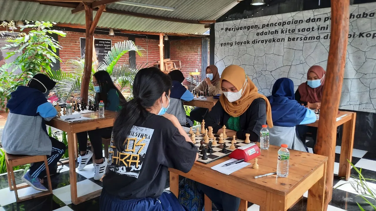 Sejumlah tim atlet Porprov Catur Kota Malang saat laga uji coba melawan tim catur PON Jawa Timur. Foto : Percasi Kota Malang