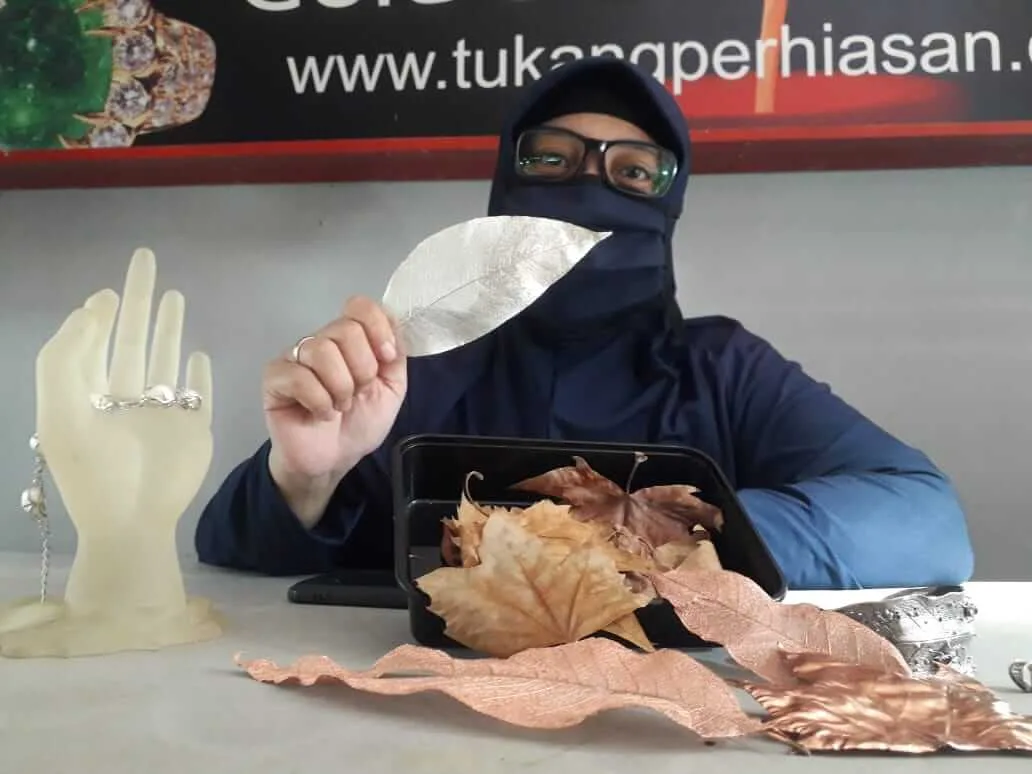 Mengintip Kerajinan Electroforming di Malang dari Dedaunan yang Dilogamkan