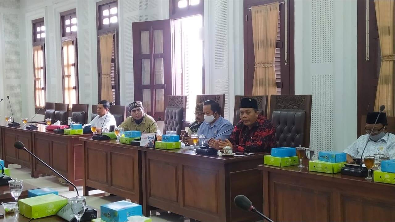 Komisi B DPRD Kota Malang, saat menerima pengaduan para Pedagang Pasar Besar Kota Malang.(foto: Azmy)