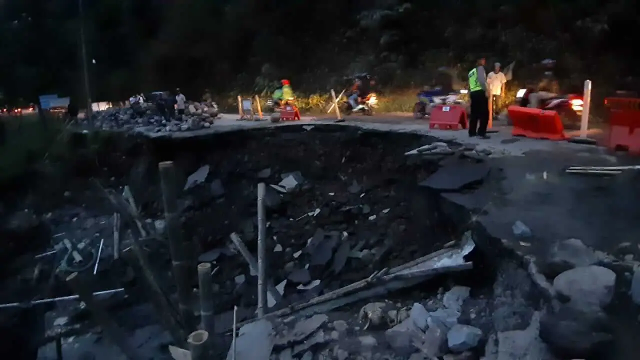 Pujon - Jalan Ambrol Separuh di Pujon, Jalur Malang-Kediri Tutup Total 10 Hari ke Depan